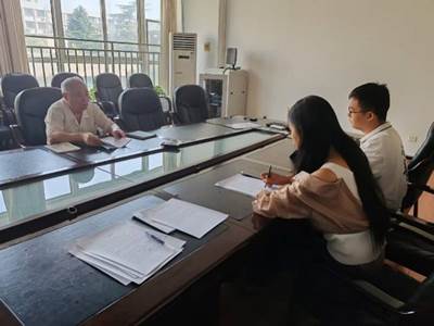 一群男人和女人在桌子边 AI 生成的内容可能不正确。